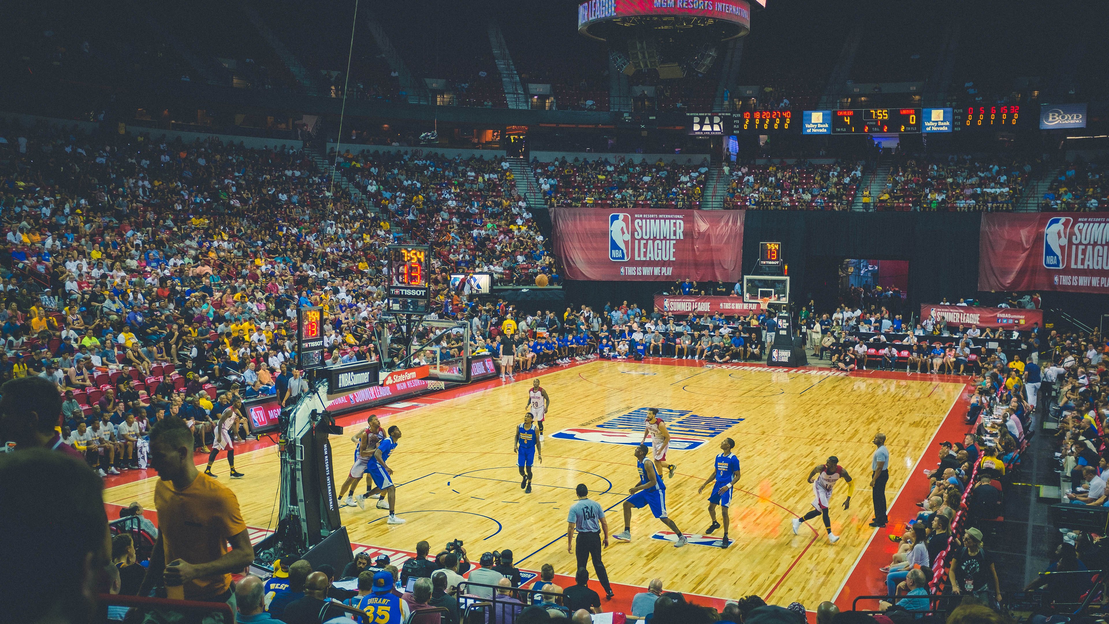 球队年度财报显示商业运营稳步增长引投资者关注,球队商业价值